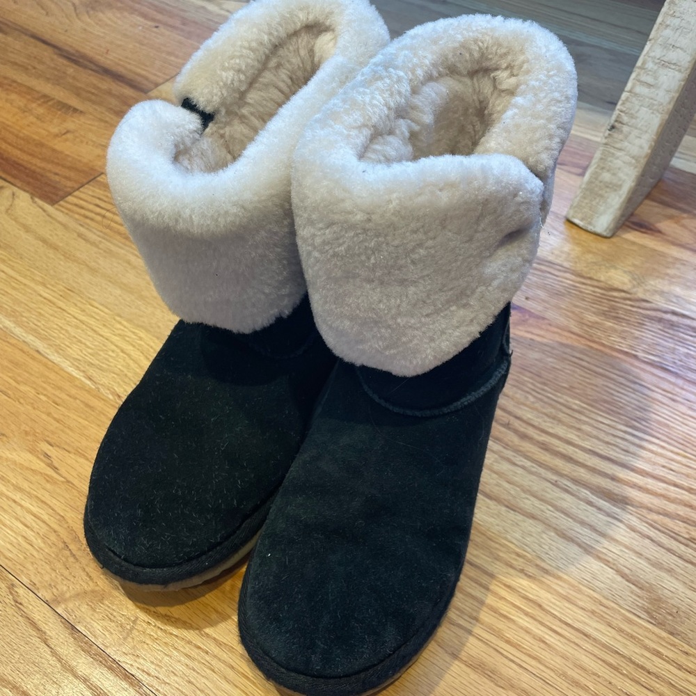 Girls gently used black Ugg boots size 5